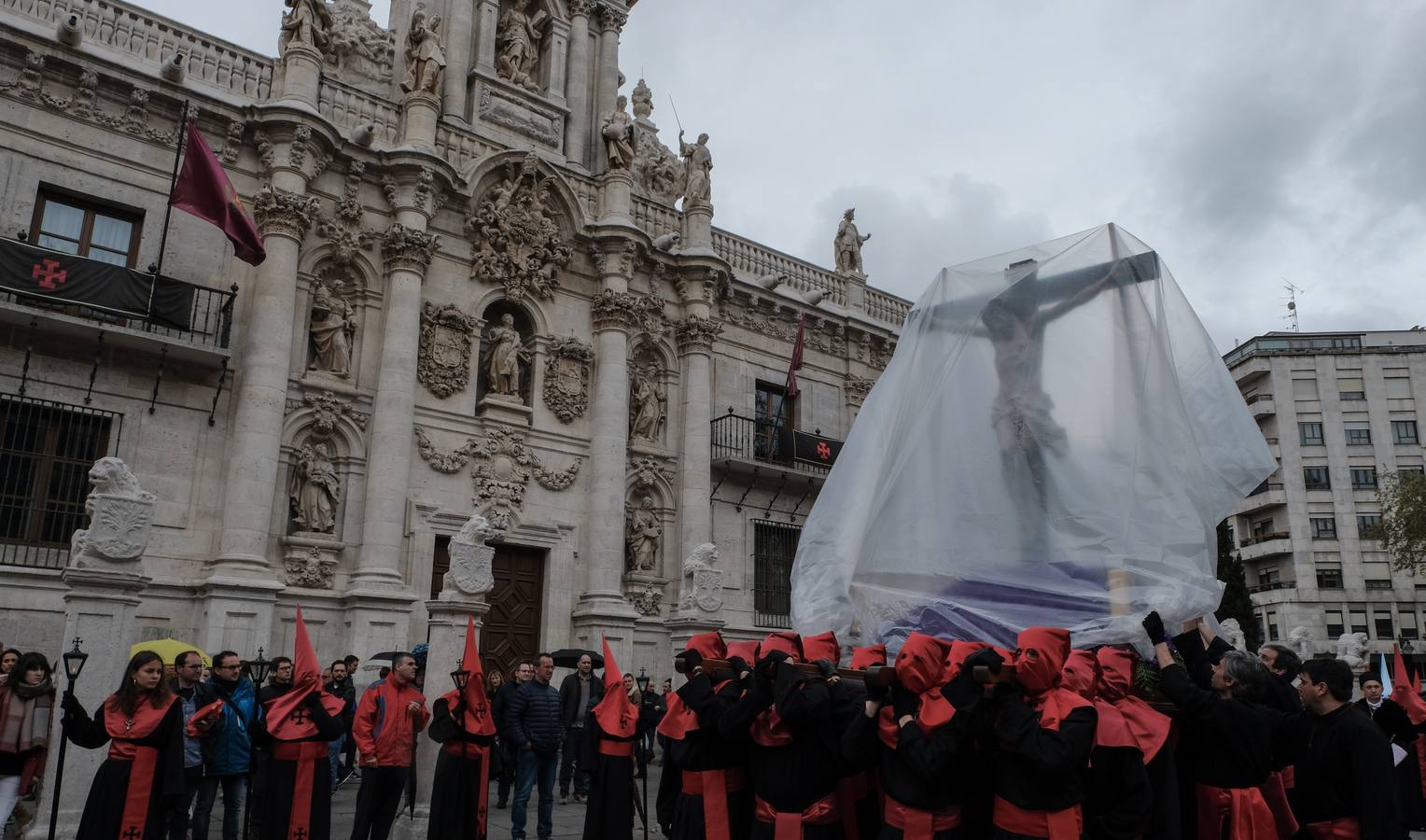 Los cofrades de la Hermandad Universitaria han acortado el recorrido, tratando de buscar la Catedral lo antes posible ante el riesgo de precipitaciones