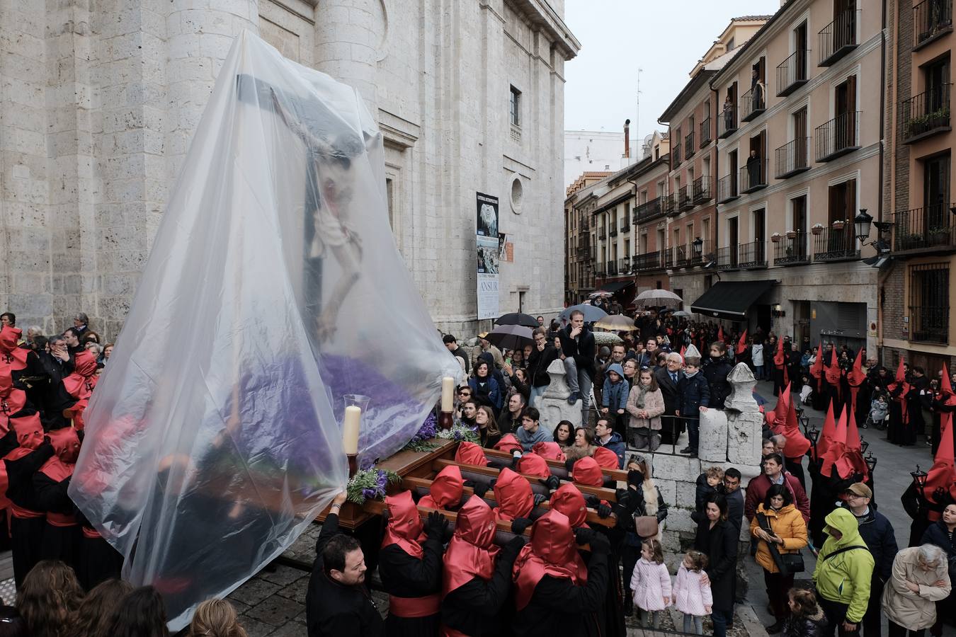 Los cofrades de la Hermandad Universitaria han acortado el recorrido, tratando de buscar la Catedral lo antes posible ante el riesgo de precipitaciones