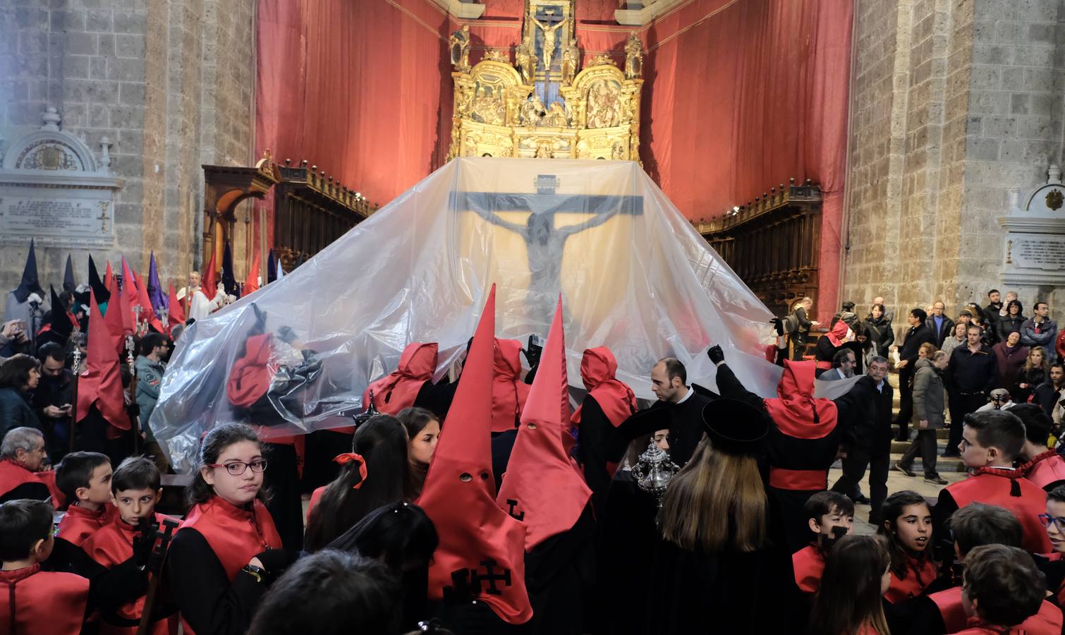 Los cofrades de la Hermandad Universitaria han acortado el recorrido, tratando de buscar la Catedral lo antes posible ante el riesgo de precipitaciones