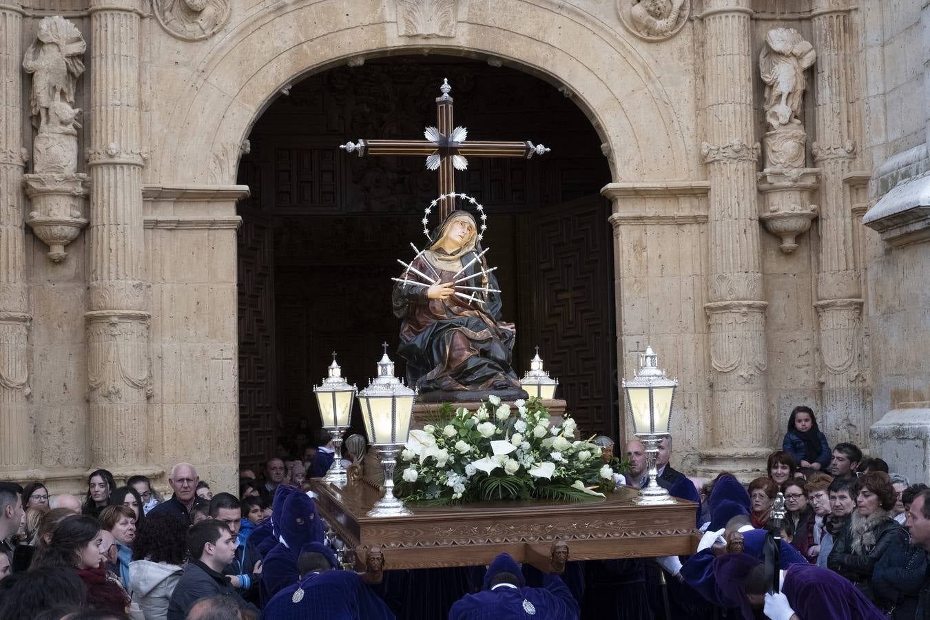 El Cristo del Amparo, portado a hombros, recorrió las calles de la localidad en solemne y devoto vía crucis, solo roto por los rezos de los fieles, que siguen al crucificado