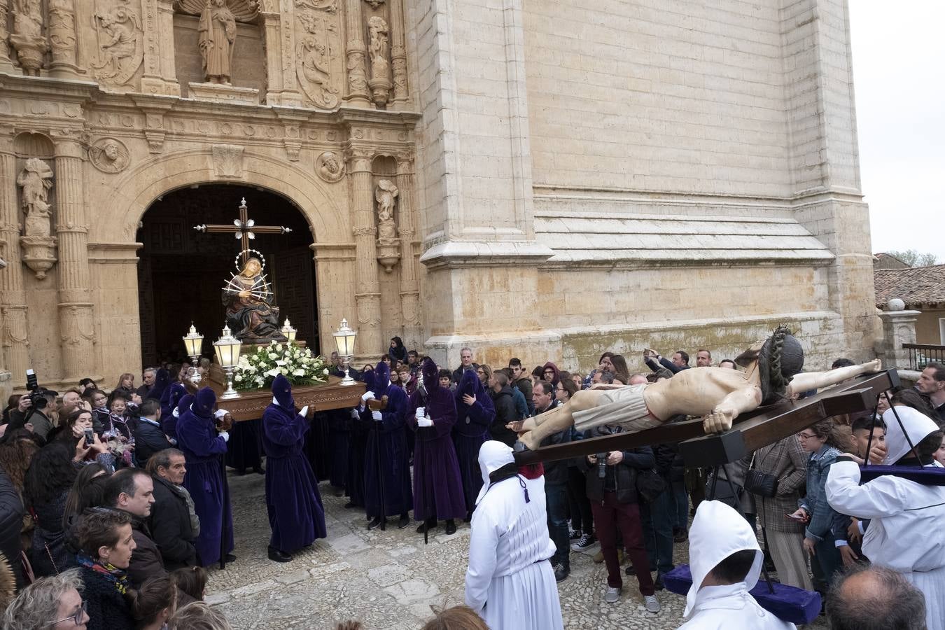 El Cristo del Amparo, portado a hombros, recorrió las calles de la localidad en solemne y devoto vía crucis, solo roto por los rezos de los fieles, que siguen al crucificado