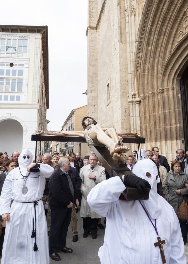 El Cristo del Amparo, portado a hombros, recorrió las calles de la localidad en solemne y devoto vía crucis, solo roto por los rezos de los fieles, que siguen al crucificado