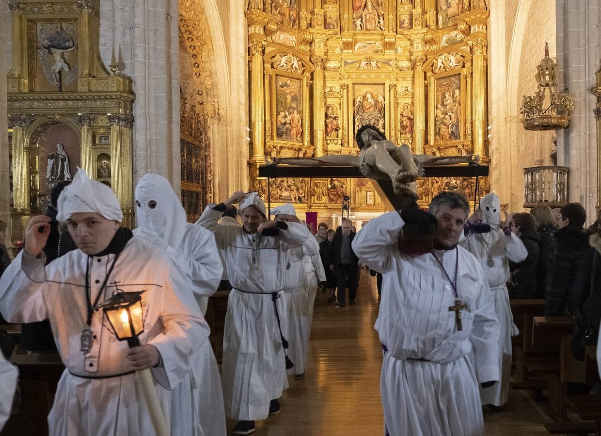 El Cristo del Amparo, portado a hombros, recorrió las calles de la localidad en solemne y devoto vía crucis, solo roto por los rezos de los fieles, que siguen al crucificado