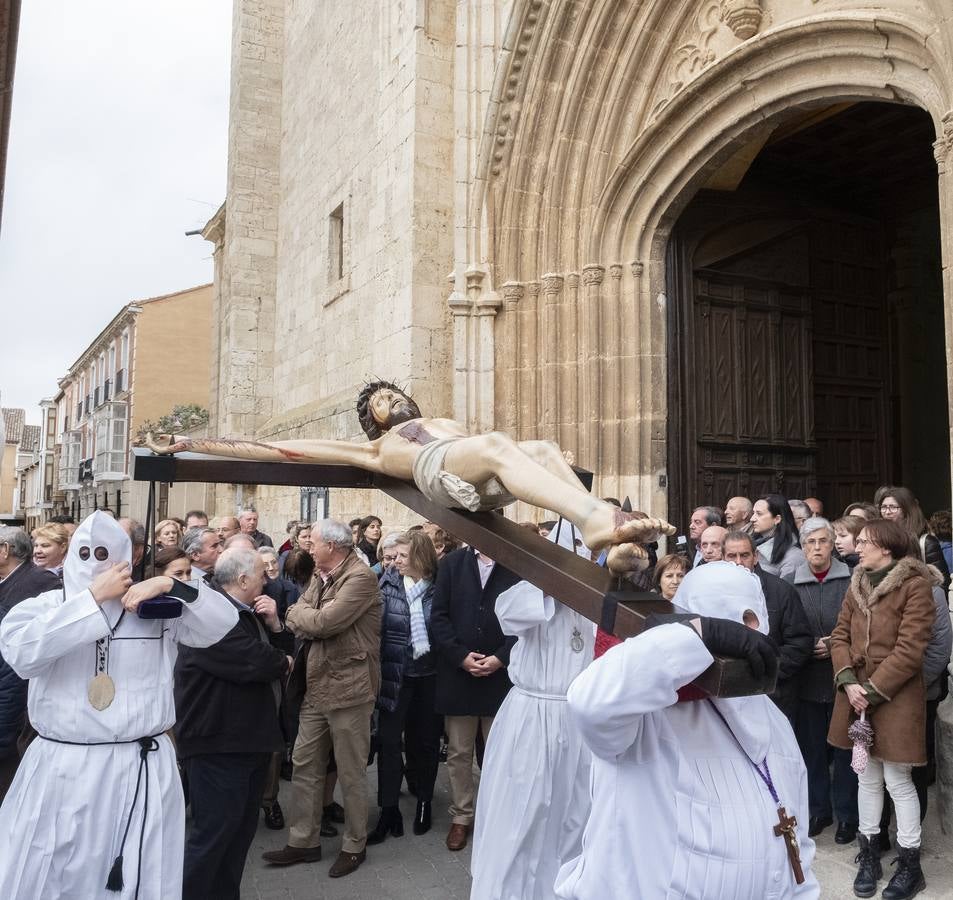 El Cristo del Amparo, portado a hombros, recorrió las calles de la localidad en solemne y devoto vía crucis, solo roto por los rezos de los fieles, que siguen al crucificado