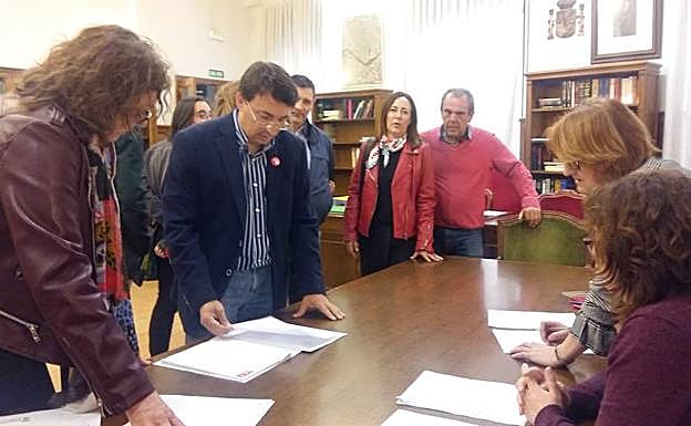 Fernando Pablos registra su candidatura.