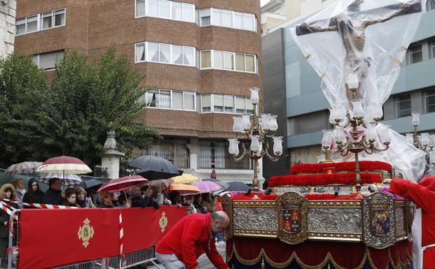 El Cristo de la Misericordia, tapado con plásticos.