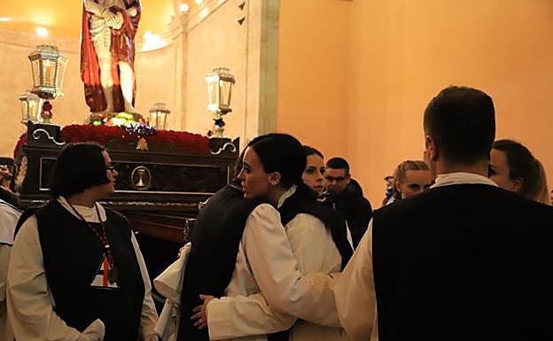 Dos hermanas se abrazan tras conocerse la decisión de no salir.