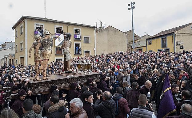 El paso de La Flagelación, rodeado de espectadores y portado a hombros. 
