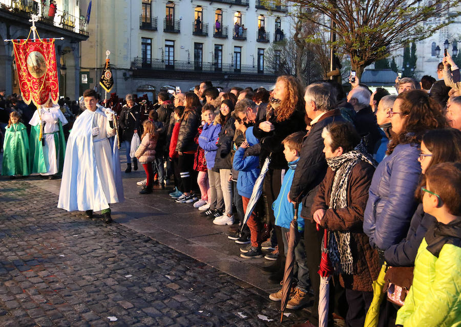 Fotos: Deslucida Procesión de los Pasos de Segovia por la ausencia de varias cofradías