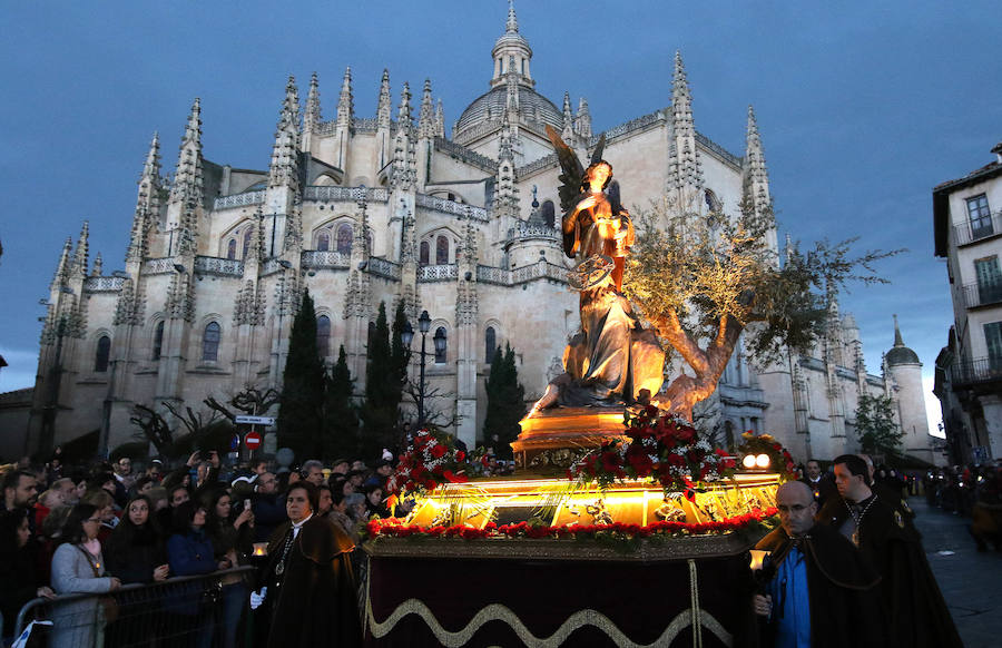 Fotos: Deslucida Procesión de los Pasos de Segovia por la ausencia de varias cofradías