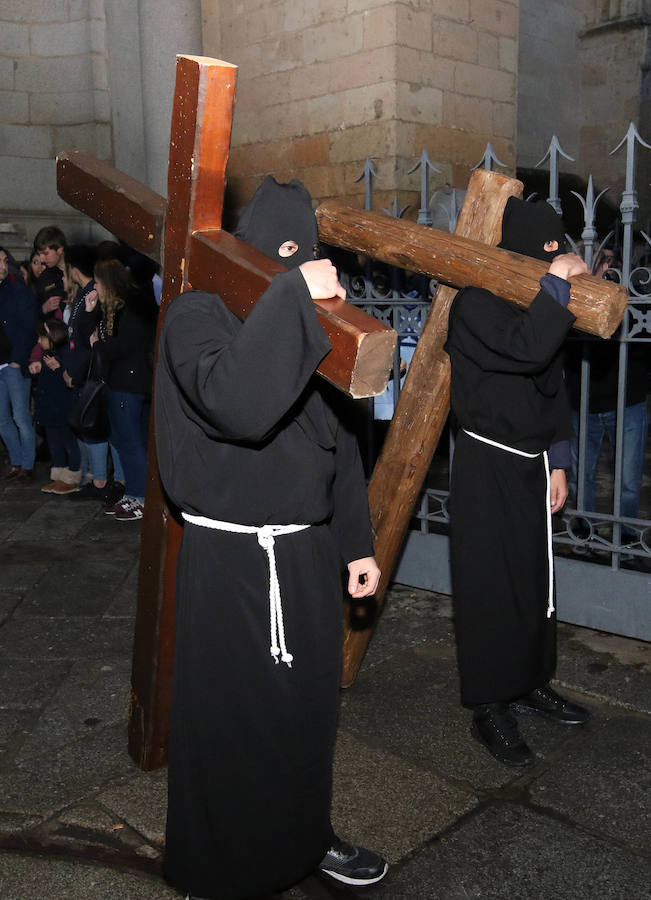 Fotos: Deslucida Procesión de los Pasos de Segovia por la ausencia de varias cofradías