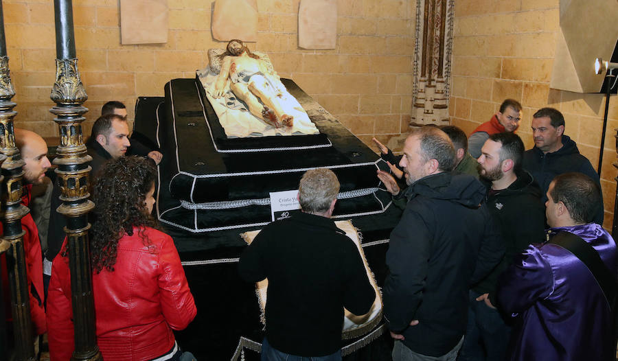 Fotos: Deslucida Procesión de los Pasos de Segovia por la ausencia de varias cofradías