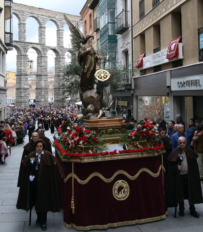 Fotos: Desfiles procesionales en la mañana del Viernes Santo