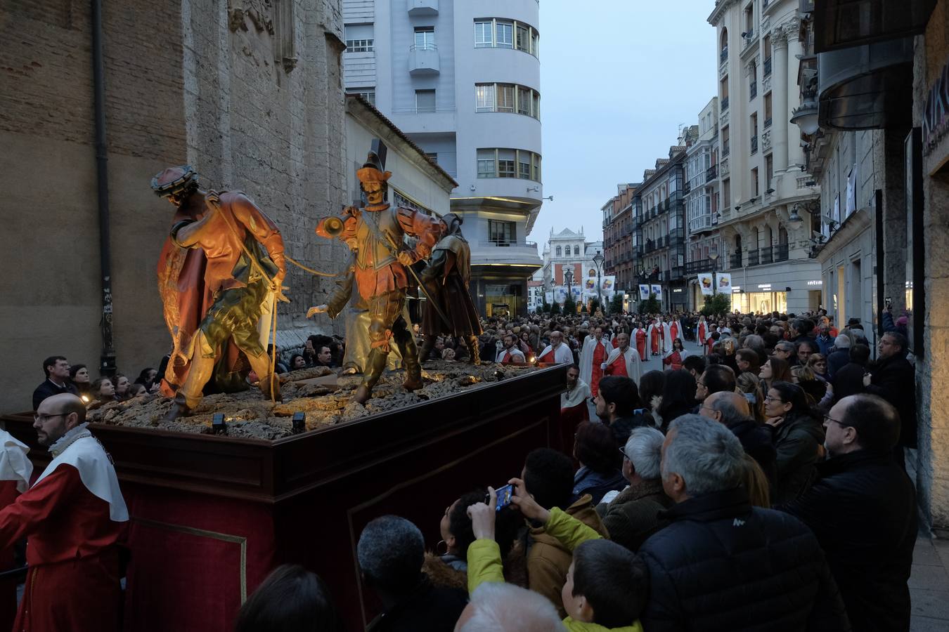 Jesús de la Esperanza y La Sagrada Cena encabezan la comitiva de 33 pasos alumbrados por las veinte hermandades de la capital