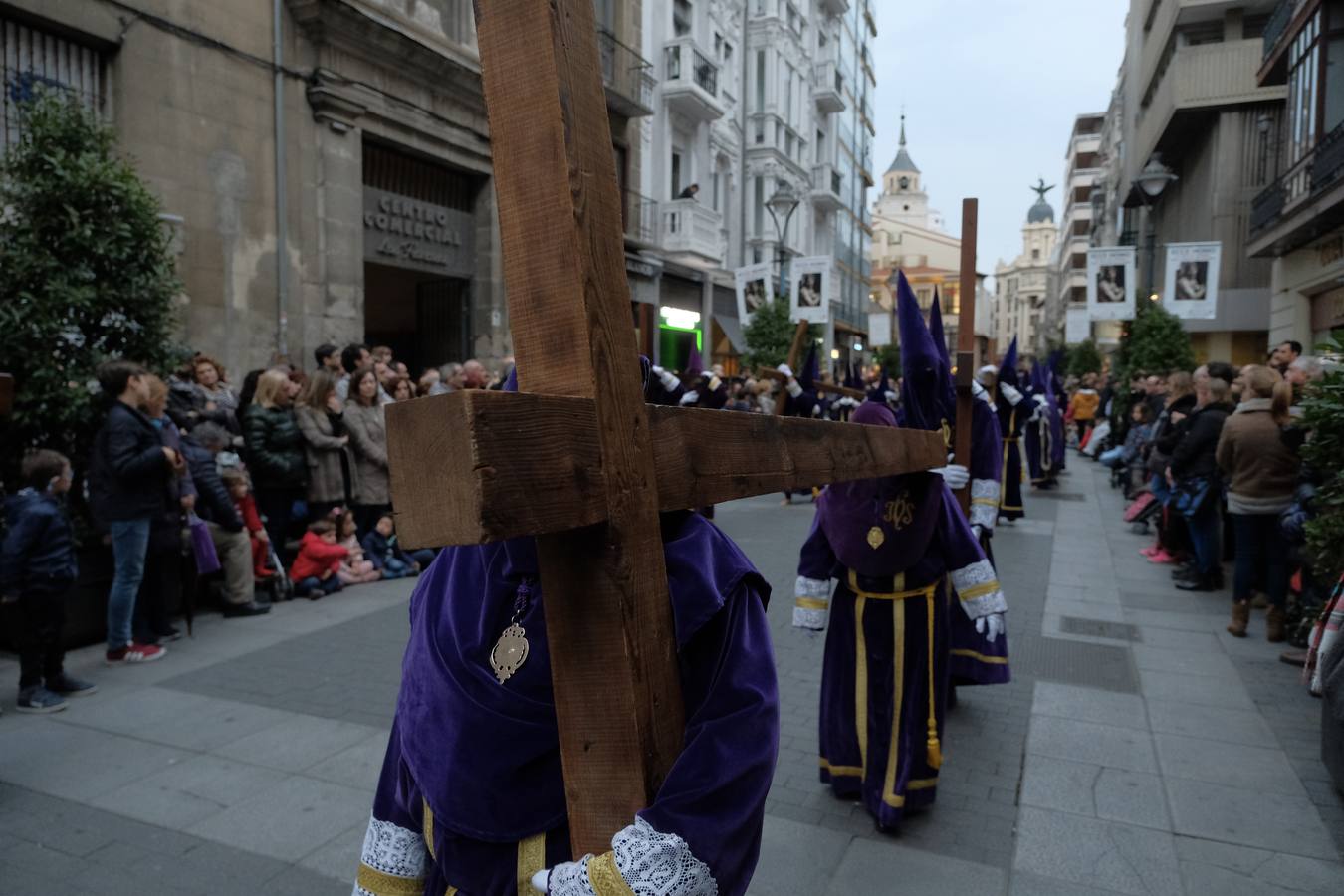 Jesús de la Esperanza y La Sagrada Cena encabezan la comitiva de 33 pasos alumbrados por las veinte hermandades de la capital
