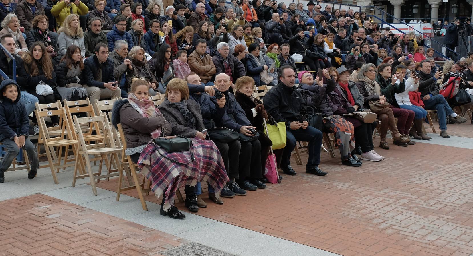 Jesús de la Esperanza y La Sagrada Cena encabezan la comitiva de 33 pasos alumbrados por las veinte hermandades de la capital