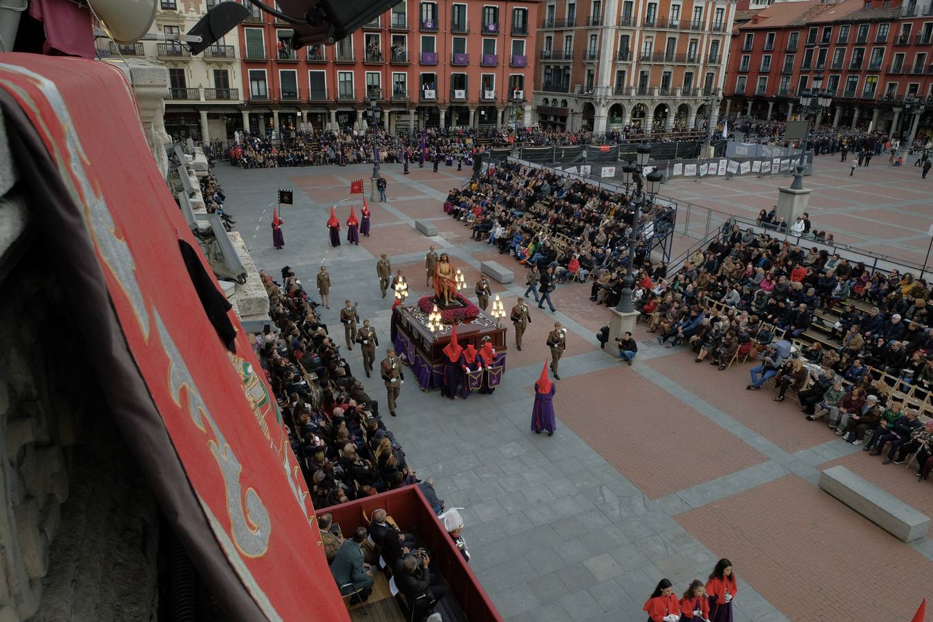 Jesús de la Esperanza y La Sagrada Cena encabezan la comitiva de 33 pasos alumbrados por las veinte hermandades de la capital