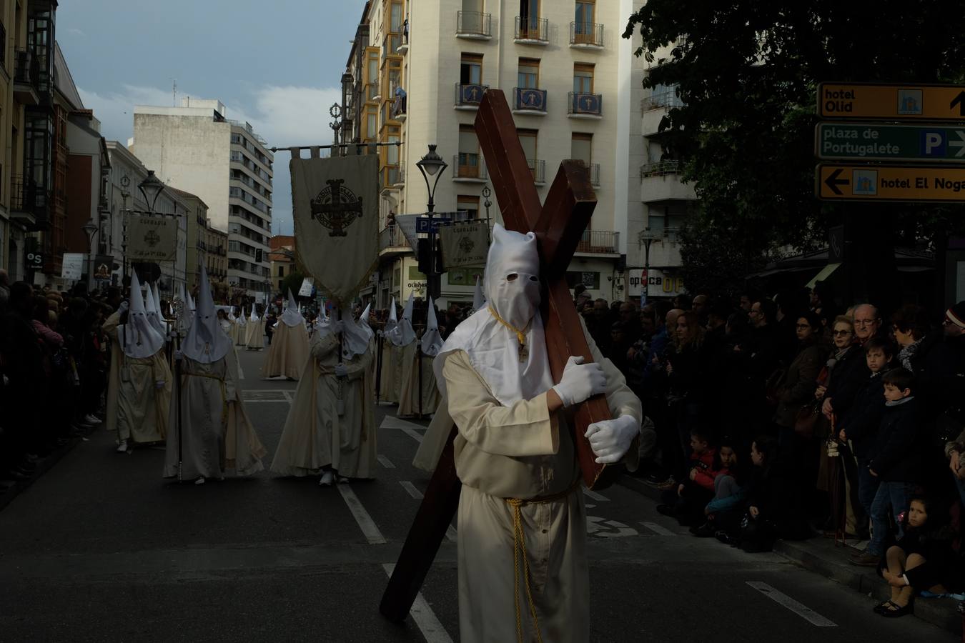 Jesús de la Esperanza y La Sagrada Cena encabezan la comitiva de 33 pasos alumbrados por las veinte hermandades de la capital