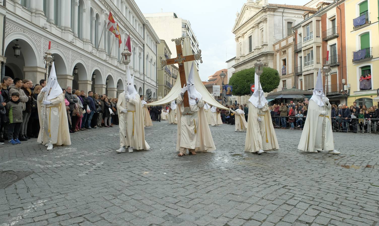 Jesús de la Esperanza y La Sagrada Cena encabezan la comitiva de 33 pasos alumbrados por las veinte hermandades de la capital