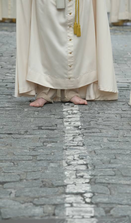 Jesús de la Esperanza y La Sagrada Cena encabezan la comitiva de 33 pasos alumbrados por las veinte hermandades de la capital