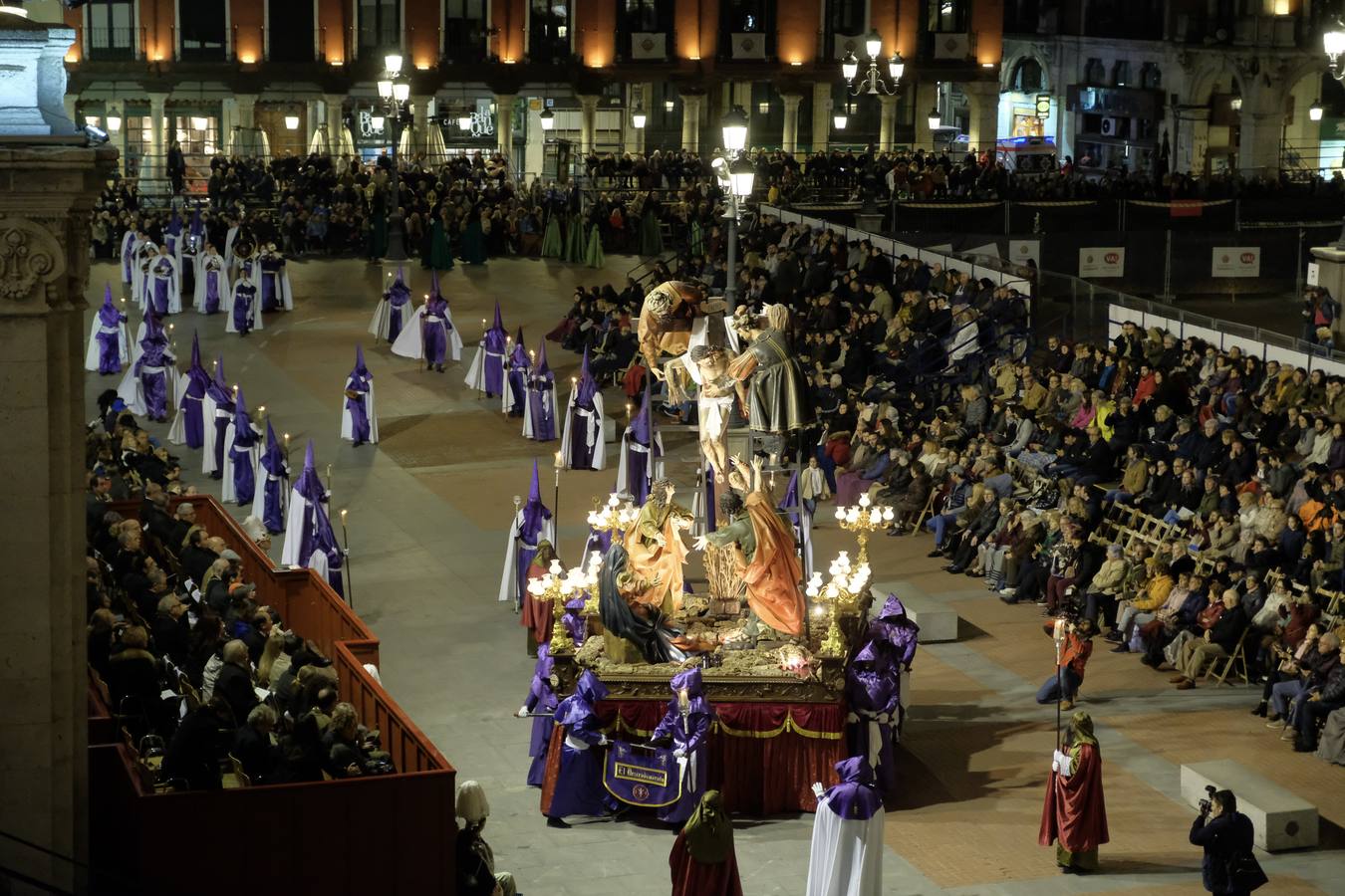 Jesús de la Esperanza y La Sagrada Cena encabezan la comitiva de 33 pasos alumbrados por las veinte hermandades de la capital