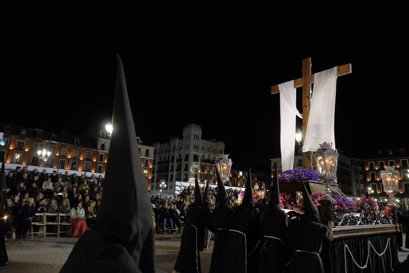 Jesús de la Esperanza y La Sagrada Cena encabezan la comitiva de 33 pasos alumbrados por las veinte hermandades de la capital