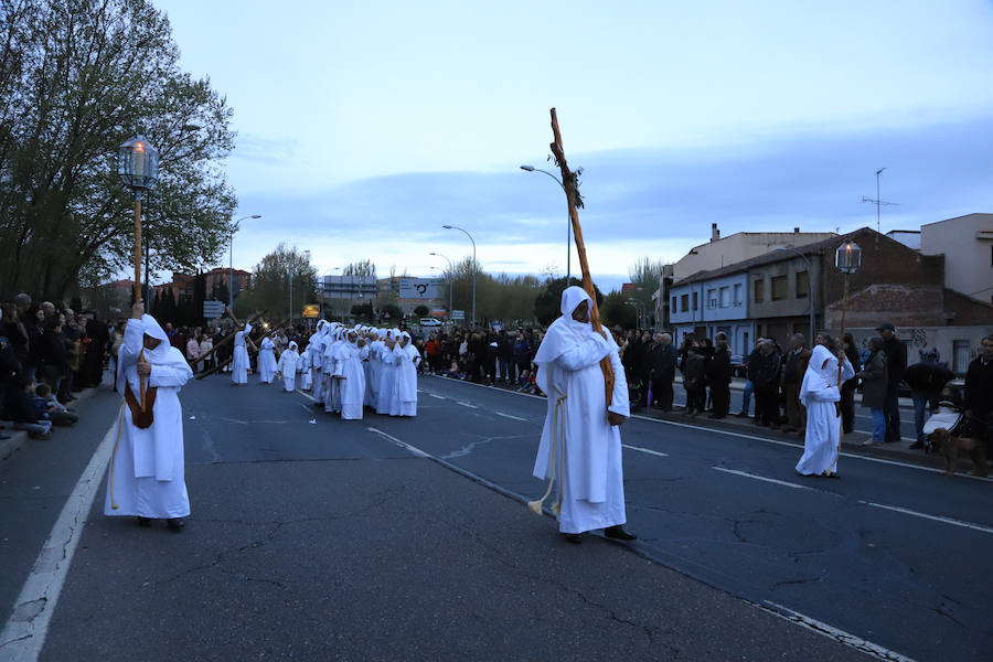 La hermandad se arriesgó a salir pese a que las previsiones meteorológicas eran adversas | Las miles de personas que presenciaban el recorrido de los cofrades desplegaron sus paraguas para protegerse de la inoportuna lluvia