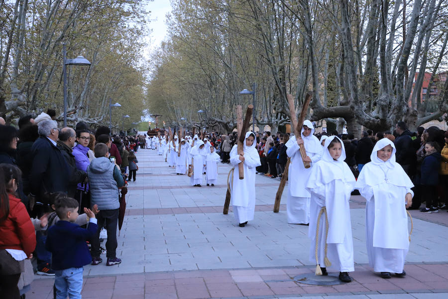 La hermandad se arriesgó a salir pese a que las previsiones meteorológicas eran adversas | Las miles de personas que presenciaban el recorrido de los cofrades desplegaron sus paraguas para protegerse de la inoportuna lluvia