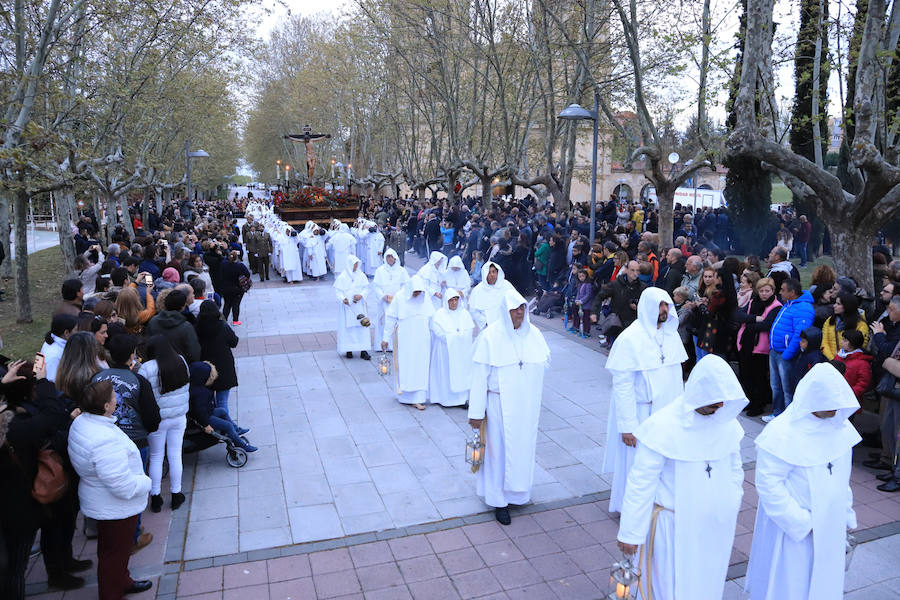 La hermandad se arriesgó a salir pese a que las previsiones meteorológicas eran adversas | Las miles de personas que presenciaban el recorrido de los cofrades desplegaron sus paraguas para protegerse de la inoportuna lluvia