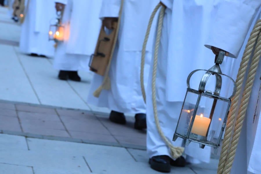 La hermandad se arriesgó a salir pese a que las previsiones meteorológicas eran adversas | Las miles de personas que presenciaban el recorrido de los cofrades desplegaron sus paraguas para protegerse de la inoportuna lluvia