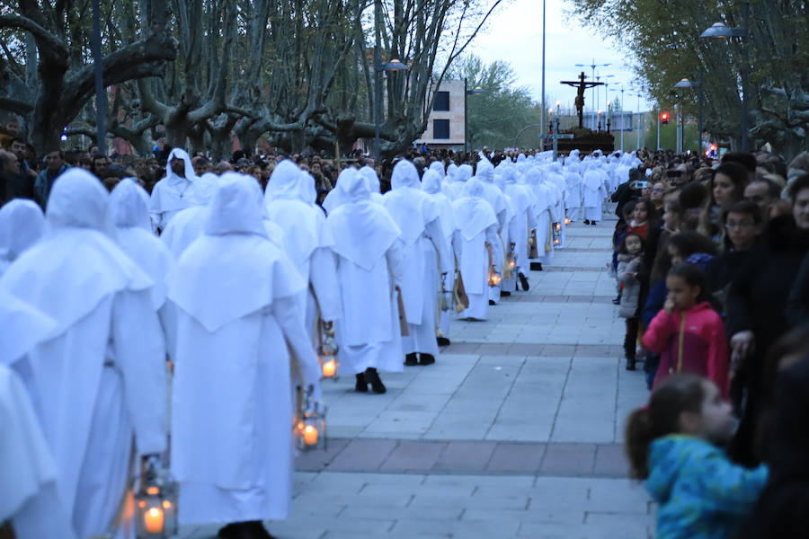 La hermandad se arriesgó a salir pese a que las previsiones meteorológicas eran adversas | Las miles de personas que presenciaban el recorrido de los cofrades desplegaron sus paraguas para protegerse de la inoportuna lluvia