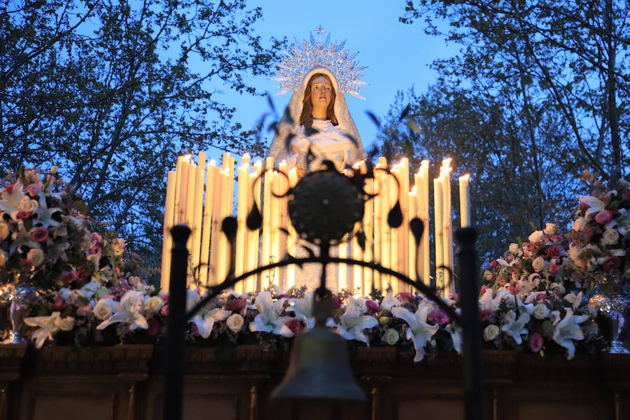 La hermandad se arriesgó a salir pese a que las previsiones meteorológicas eran adversas | Las miles de personas que presenciaban el recorrido de los cofrades desplegaron sus paraguas para protegerse de la inoportuna lluvia