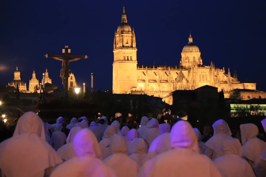 La hermandad se arriesgó a salir pese a que las previsiones meteorológicas eran adversas | Las miles de personas que presenciaban el recorrido de los cofrades desplegaron sus paraguas para protegerse de la inoportuna lluvia