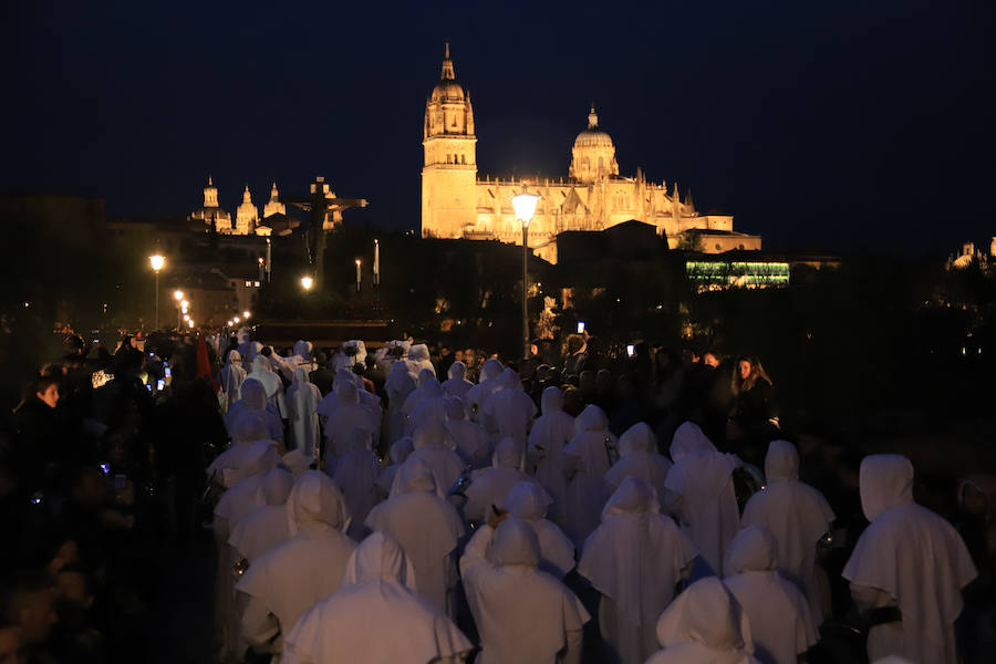 La hermandad se arriesgó a salir pese a que las previsiones meteorológicas eran adversas | Las miles de personas que presenciaban el recorrido de los cofrades desplegaron sus paraguas para protegerse de la inoportuna lluvia