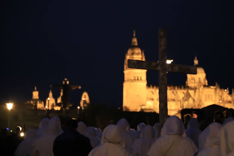 La hermandad se arriesgó a salir pese a que las previsiones meteorológicas eran adversas | Las miles de personas que presenciaban el recorrido de los cofrades desplegaron sus paraguas para protegerse de la inoportuna lluvia