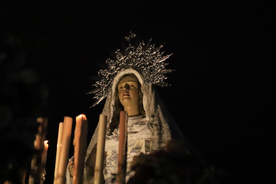 La hermandad se arriesgó a salir pese a que las previsiones meteorológicas eran adversas | Las miles de personas que presenciaban el recorrido de los cofrades desplegaron sus paraguas para protegerse de la inoportuna lluvia