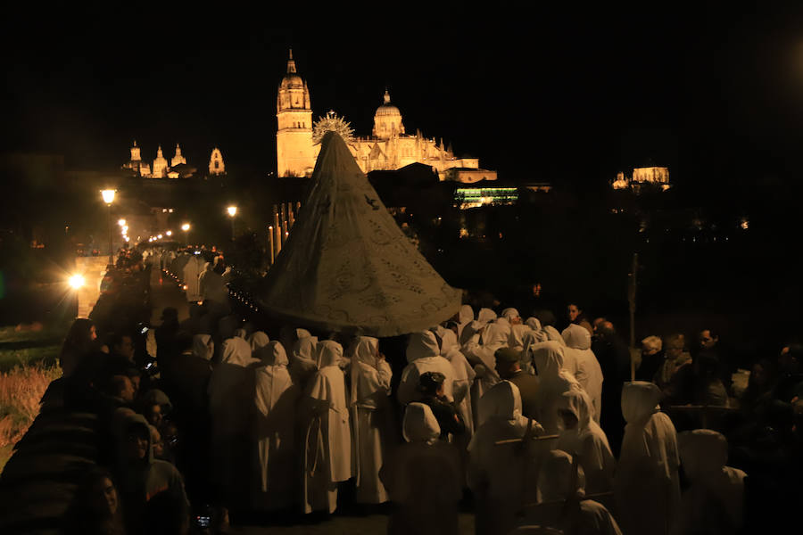 La hermandad se arriesgó a salir pese a que las previsiones meteorológicas eran adversas | Las miles de personas que presenciaban el recorrido de los cofrades desplegaron sus paraguas para protegerse de la inoportuna lluvia