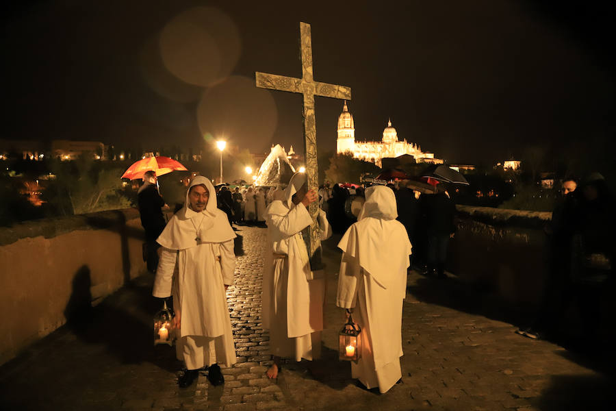 La hermandad se arriesgó a salir pese a que las previsiones meteorológicas eran adversas | Las miles de personas que presenciaban el recorrido de los cofrades desplegaron sus paraguas para protegerse de la inoportuna lluvia