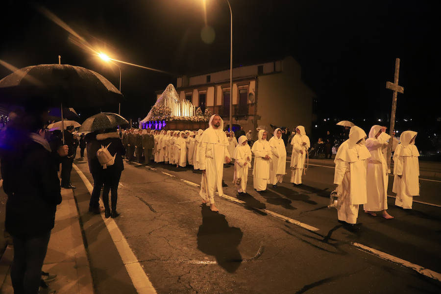 La hermandad se arriesgó a salir pese a que las previsiones meteorológicas eran adversas | Las miles de personas que presenciaban el recorrido de los cofrades desplegaron sus paraguas para protegerse de la inoportuna lluvia