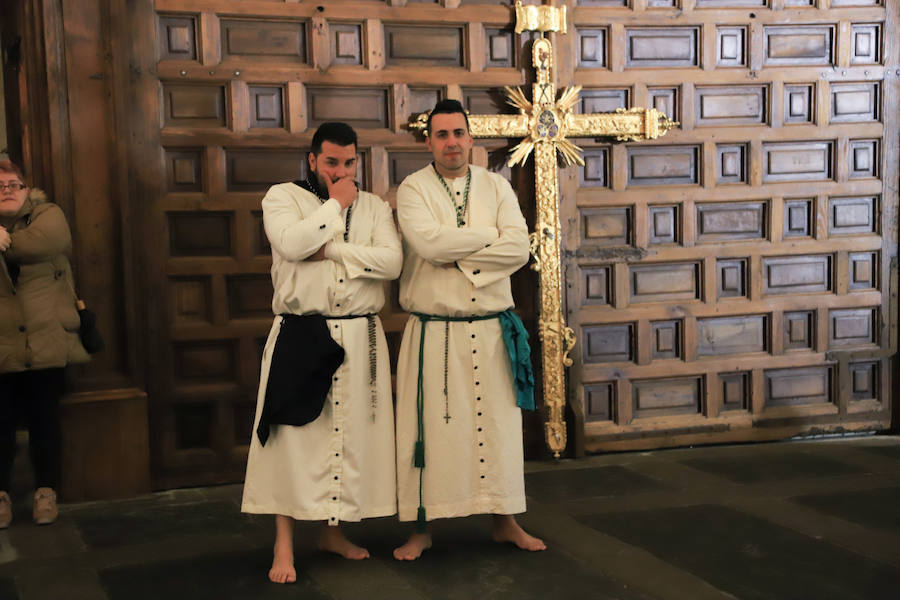 Pese a las intenciones iniciales de salir por las calles del casco histórico, el miedo a que sucediese como por la noche con Amor y Paz hizo recapacitar a los hermanos