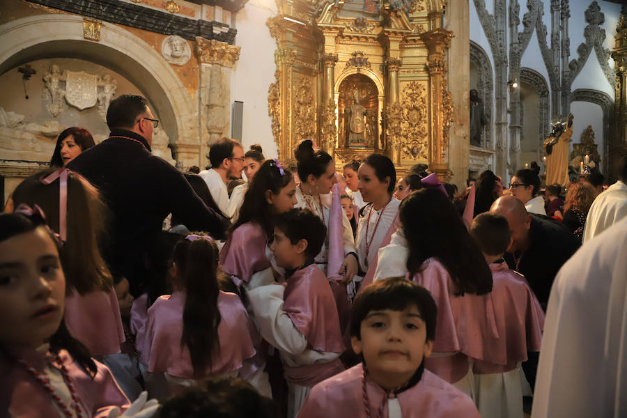 Pese a la amenaza de precipitaciones, la procesión del Cristo de la Agonía sí decidió salír, aunque acortó su recorrido