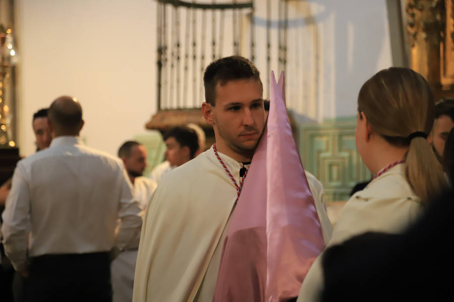 Pese a la amenaza de precipitaciones, la procesión del Cristo de la Agonía sí decidió salír, aunque acortó su recorrido