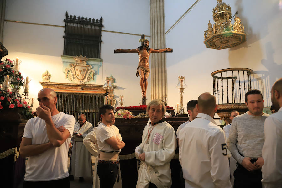 Pese a la amenaza de precipitaciones, la procesión del Cristo de la Agonía sí decidió salír, aunque acortó su recorrido