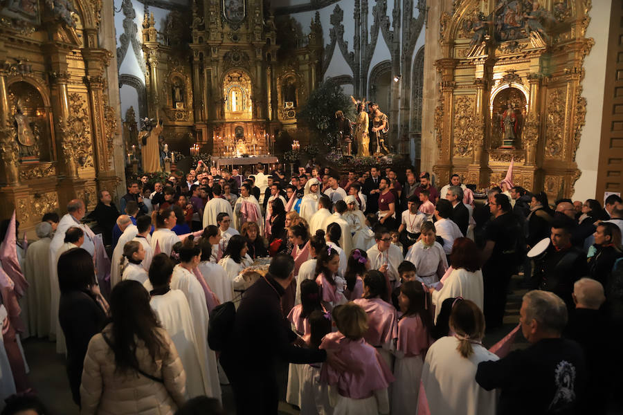 Pese a la amenaza de precipitaciones, la procesión del Cristo de la Agonía sí decidió salír, aunque acortó su recorrido