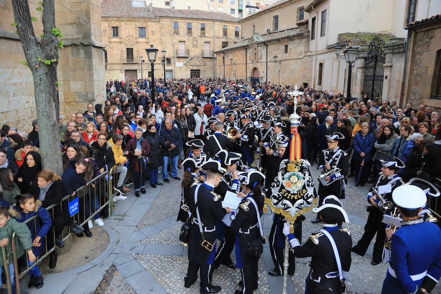 Pese a la amenaza de precipitaciones, la procesión del Cristo de la Agonía sí decidió salír, aunque acortó su recorrido