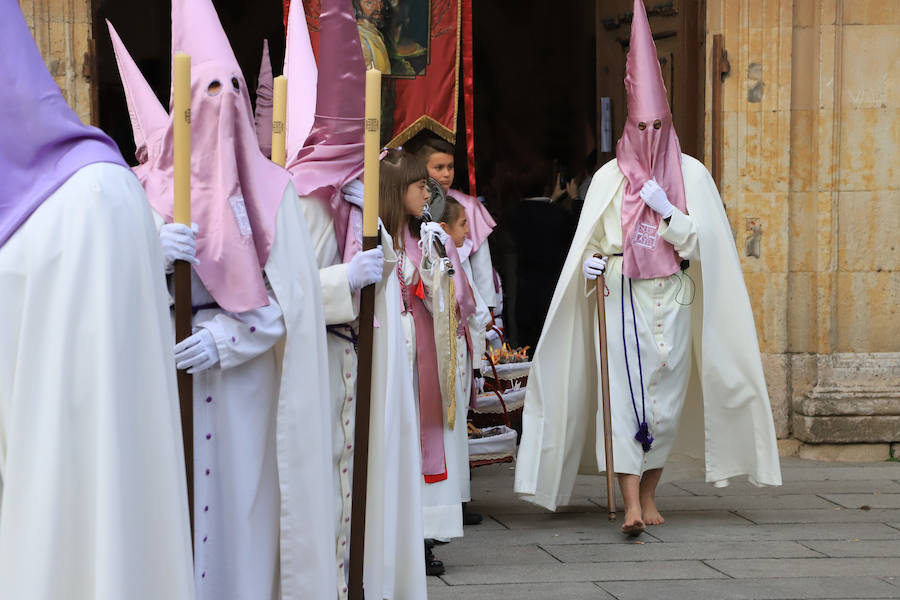 Pese a la amenaza de precipitaciones, la procesión del Cristo de la Agonía sí decidió salír, aunque acortó su recorrido