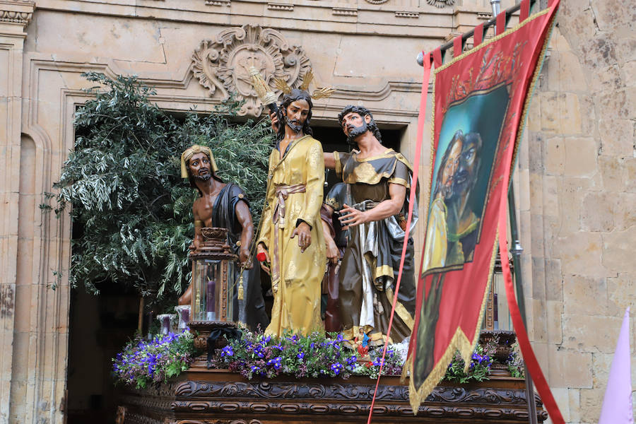 Pese a la amenaza de precipitaciones, la procesión del Cristo de la Agonía sí decidió salír, aunque acortó su recorrido