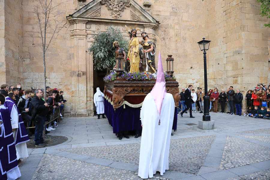 Pese a la amenaza de precipitaciones, la procesión del Cristo de la Agonía sí decidió salír, aunque acortó su recorrido