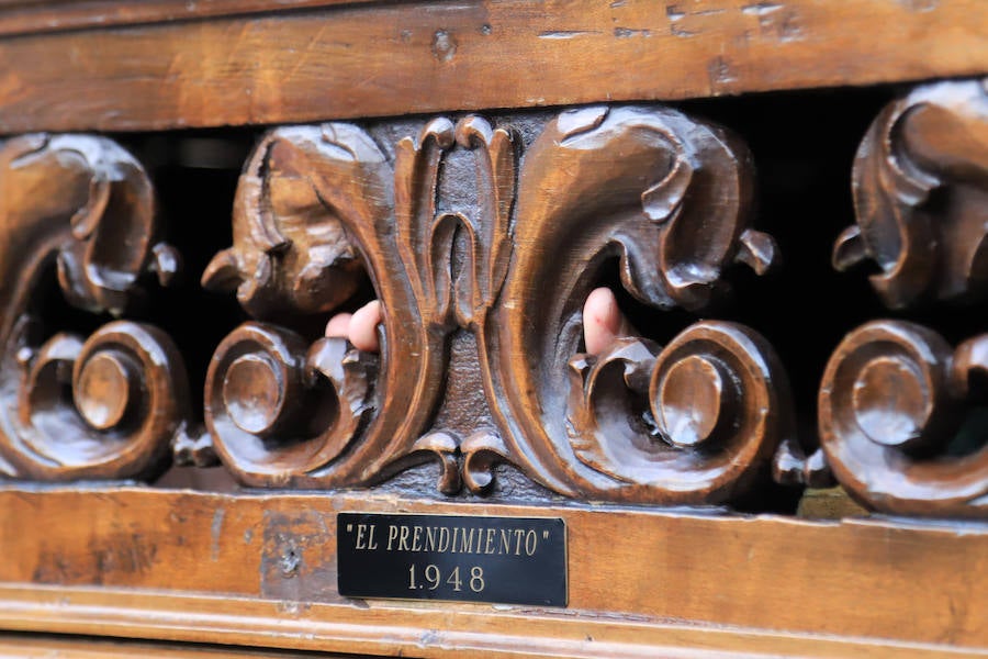 Pese a la amenaza de precipitaciones, la procesión del Cristo de la Agonía sí decidió salír, aunque acortó su recorrido