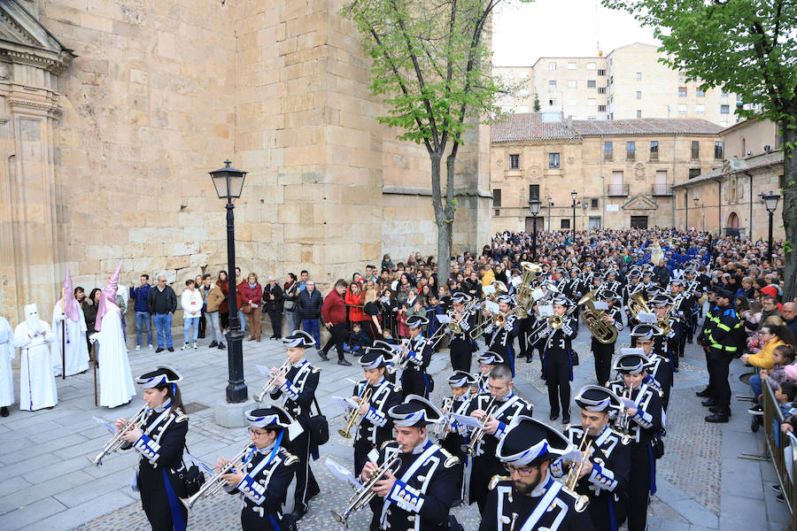 Pese a la amenaza de precipitaciones, la procesión del Cristo de la Agonía sí decidió salír, aunque acortó su recorrido